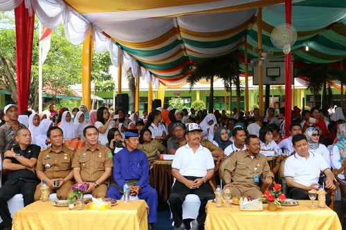 Kepala Dinas Kominfo Kota Medan Menghadiri Penyerahan 1200 Kartu Indonesia Pintar Oleh Mendikbud Kepada Pelajar SMP di Kota Medan